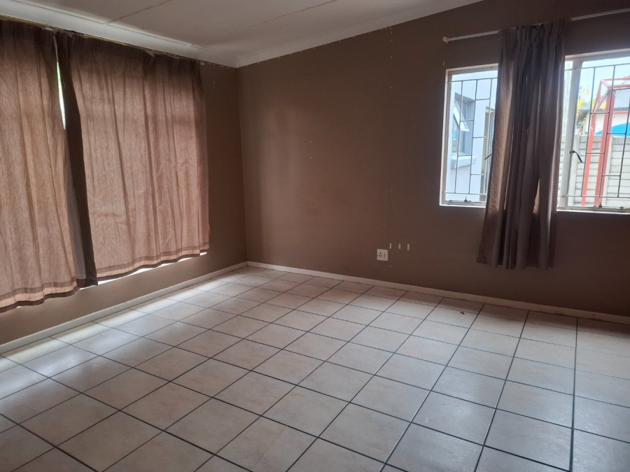 4 Bedroom Property for Sale in Kroonheuwel Free State